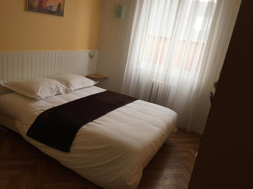 Arcantis Hotel La Residence Cergy Bagian luar foto